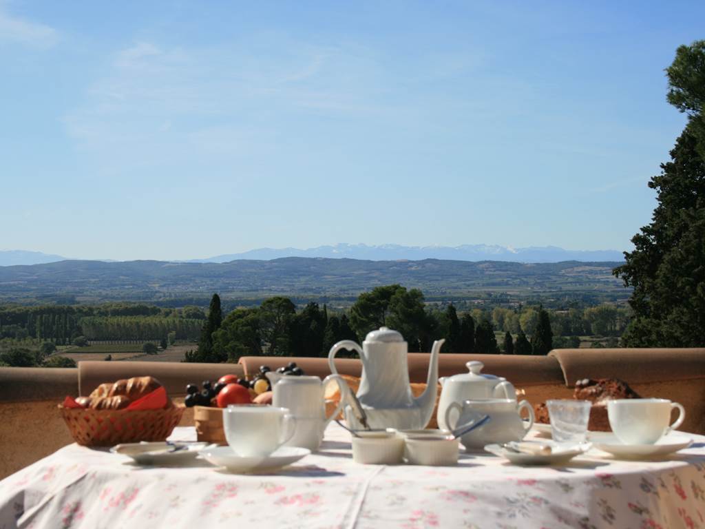 Petit déjeuner aux chambres d'hôtes la Rougeanne avec vue sur les Pyrénées