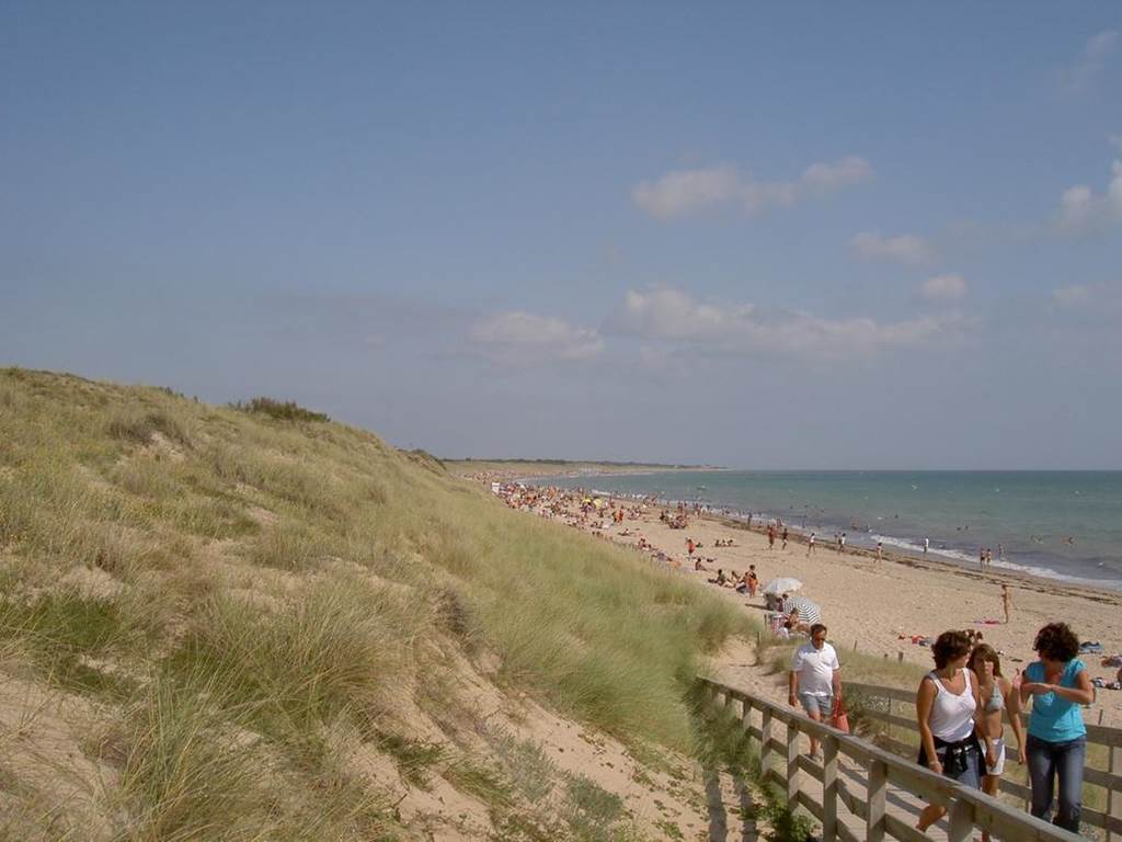 L'accès à la plage la plus proche : Les brémaudières