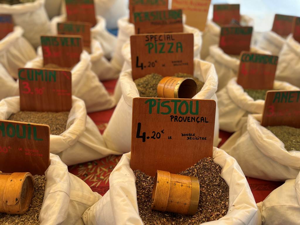 Herbes et épices locales