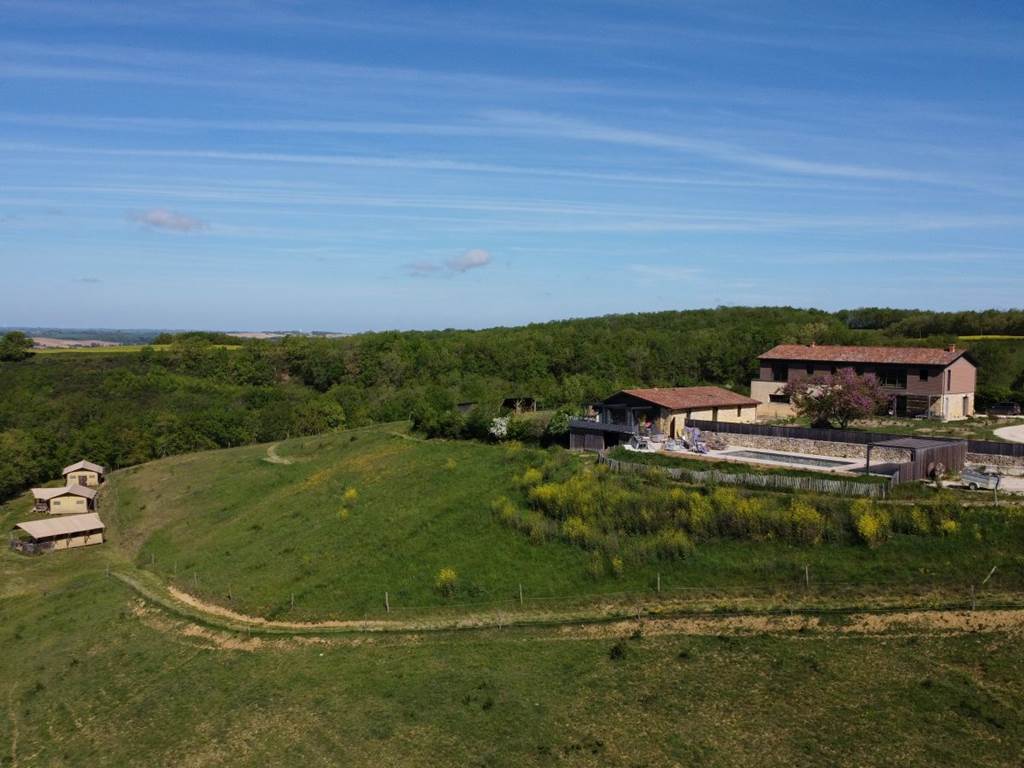 Vue aérienne gîte 4 étoiles et écolodges ferme du Hitton