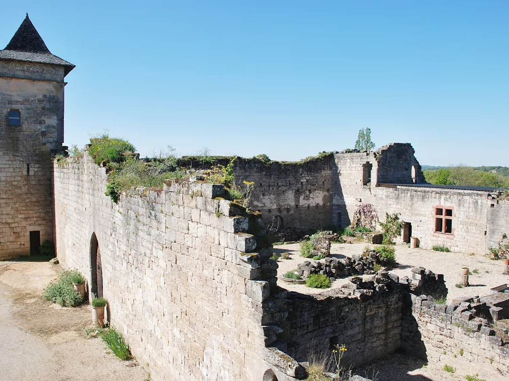 le-chateau-de-pervinquieres-exterieur