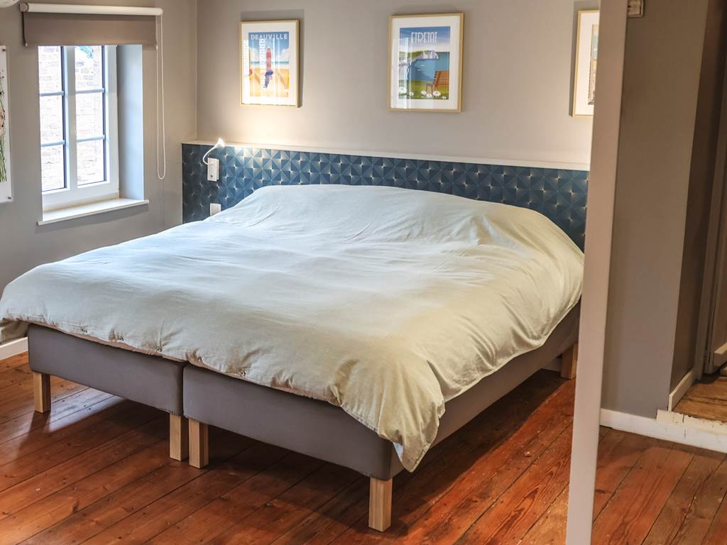 Gi^te Maud Neuprez. 10-25 BOOKING HD-90