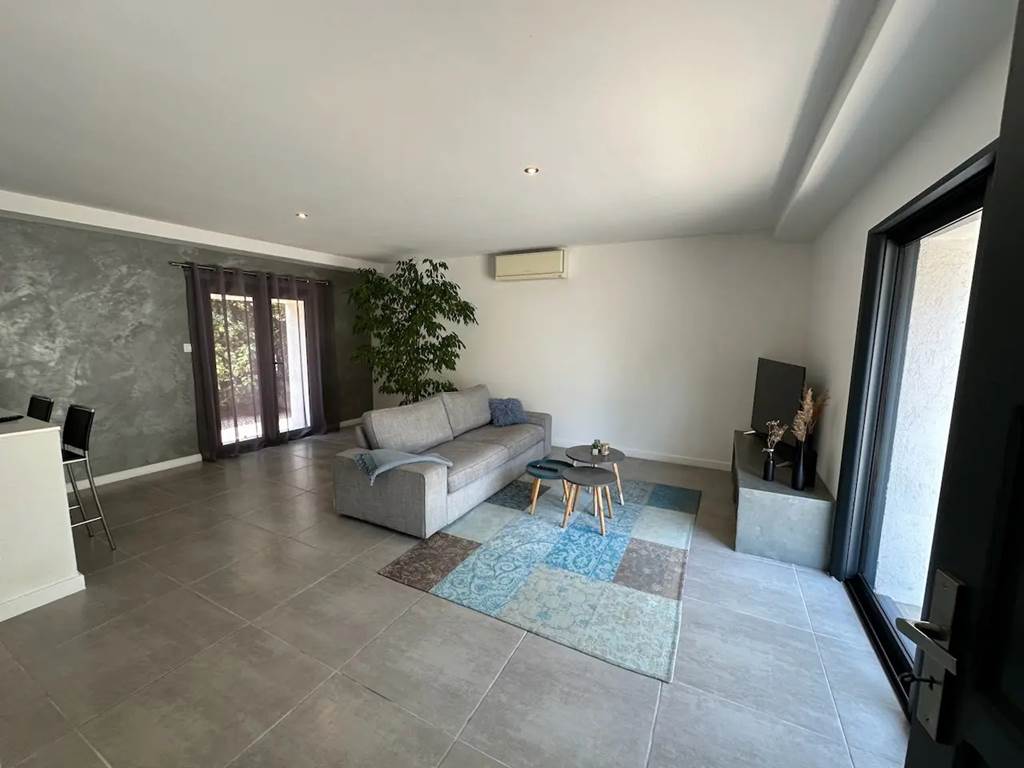 Séjour spacieux et lumineux, décoré avec soin pour un confort haut de gamme