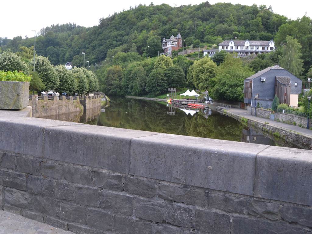 vue pont eau devant la maison