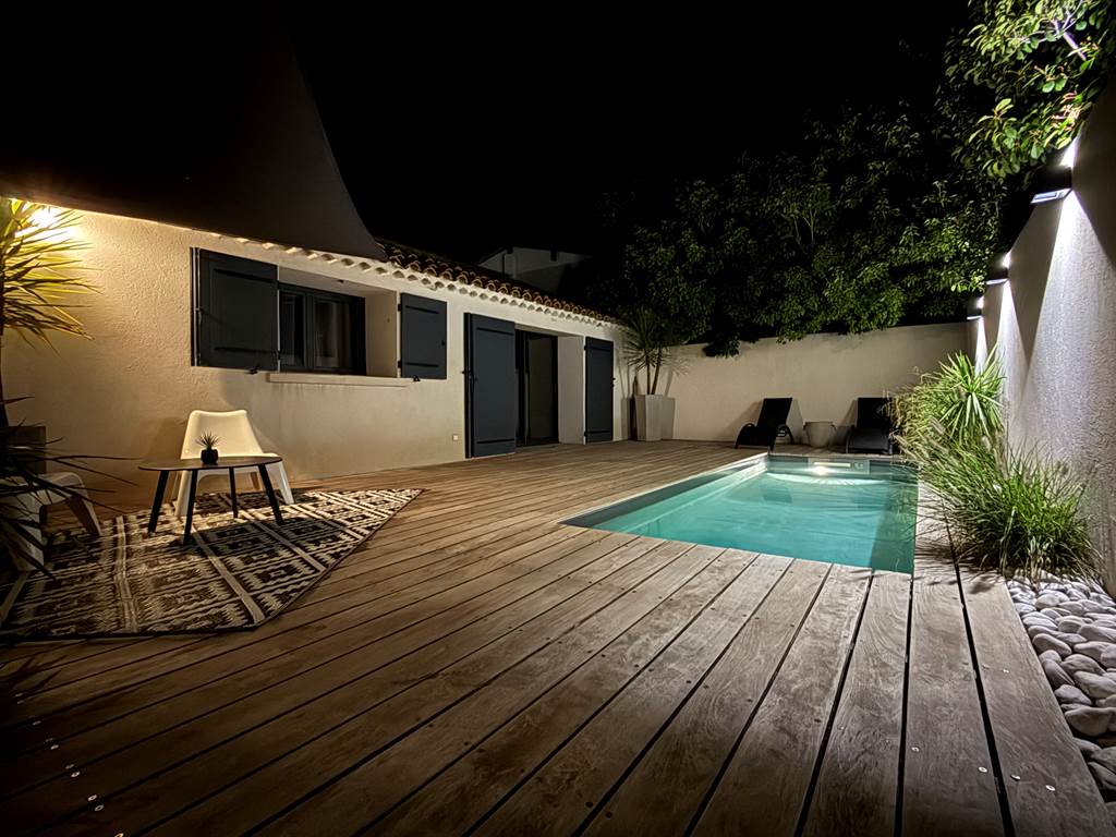 Baignade nocturne et atmosphère paisible au bord de l’eau