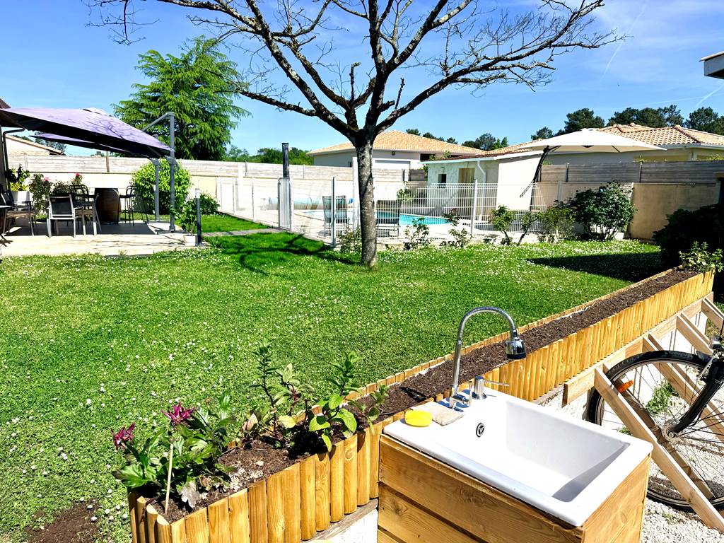 jardin-potager-piscine-velos-point-eau-exterieur-mas-des-anges-soussans-margaux-medoc-bordeaux-cyclotourisme-detente