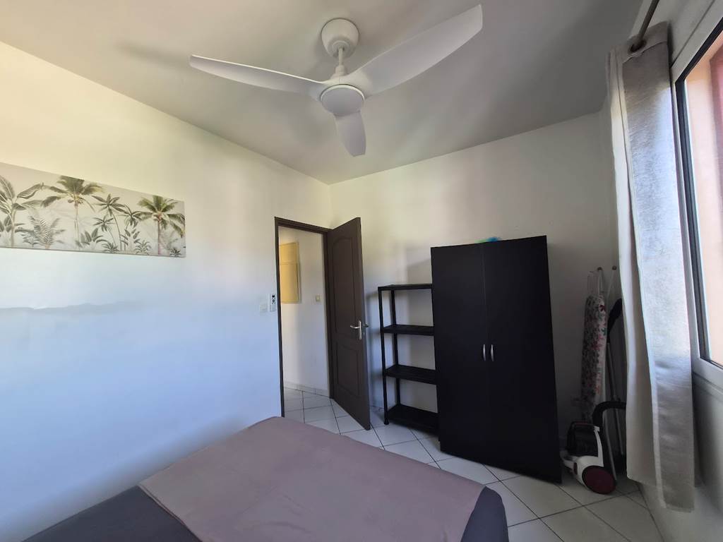 T2 Le Frangipanier chambre, armoire, étagère, climatiseur