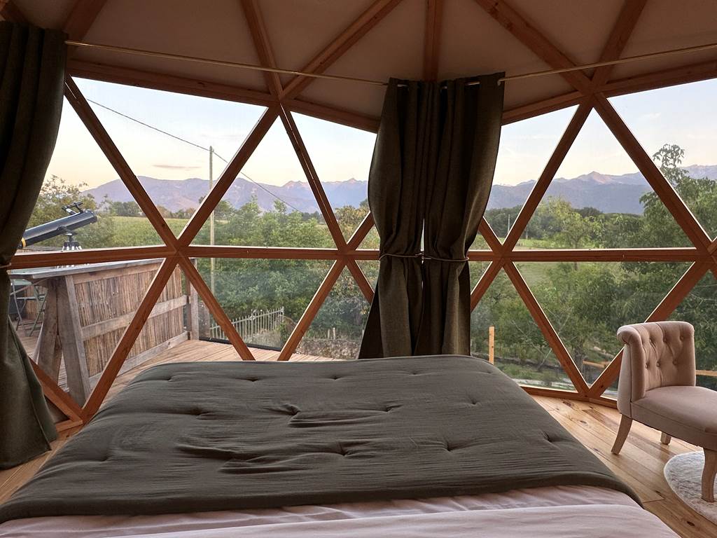 Vue sur les Pyrénées depuis votre lit !