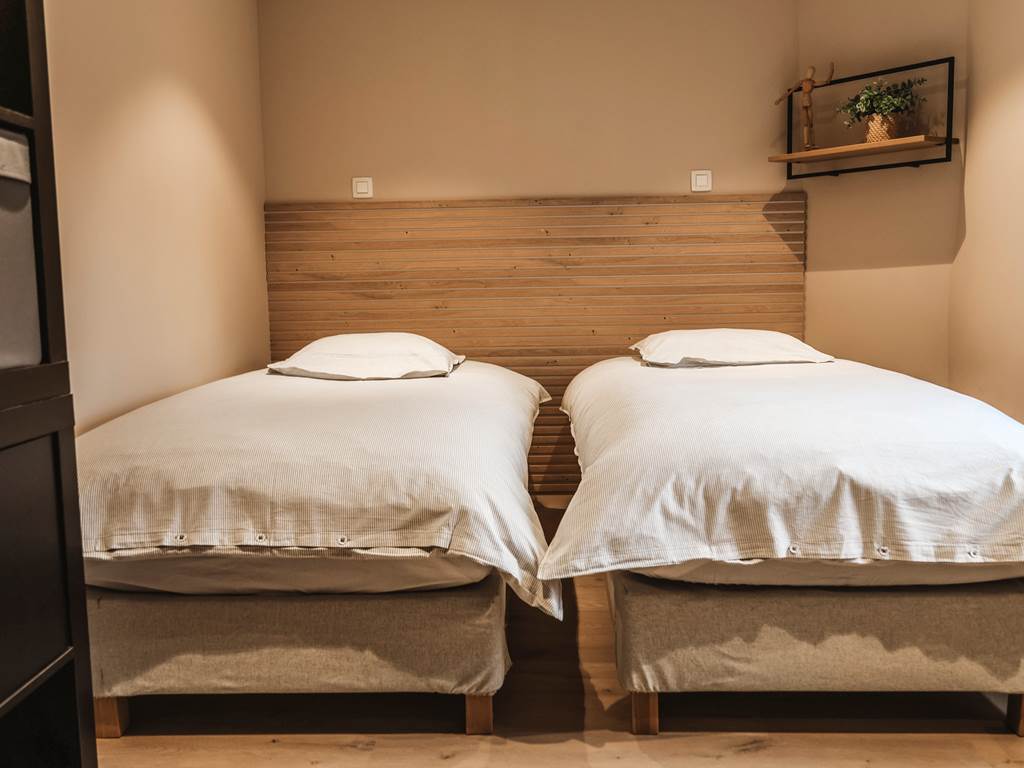 Gi^te Maud Neuprez. 10-25 BOOKING HD-55