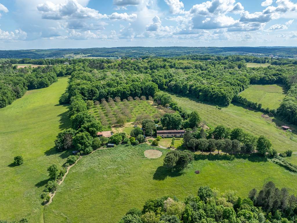 Domaine INYAQAB Cause de Clérans gîte et cabanes perchées crédit photo logadrone