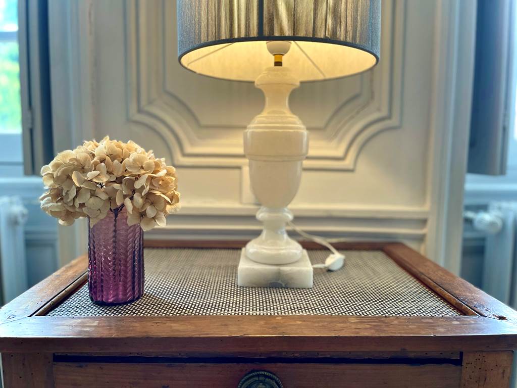 lamp-and-flower-detail-maison-jazey