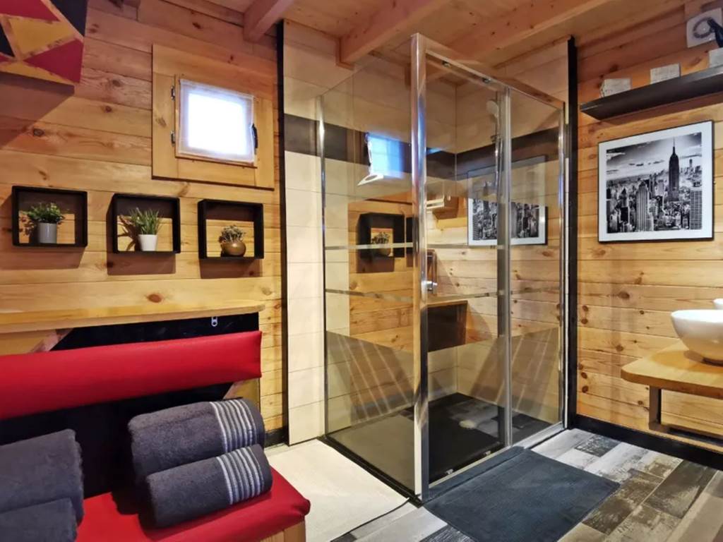 Salle de bain spacieuse avec douche à l’italienne au Chalet Ouessant à Plouarzel pour des vacances confortables