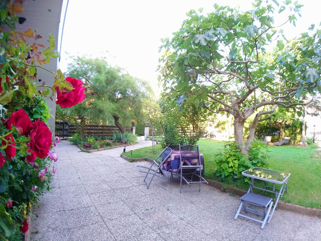 Terrasse-studio-exterieur-les-gites-de-josefine-et-voltaire-ornex-ferney-voltaire-genève-aeroport