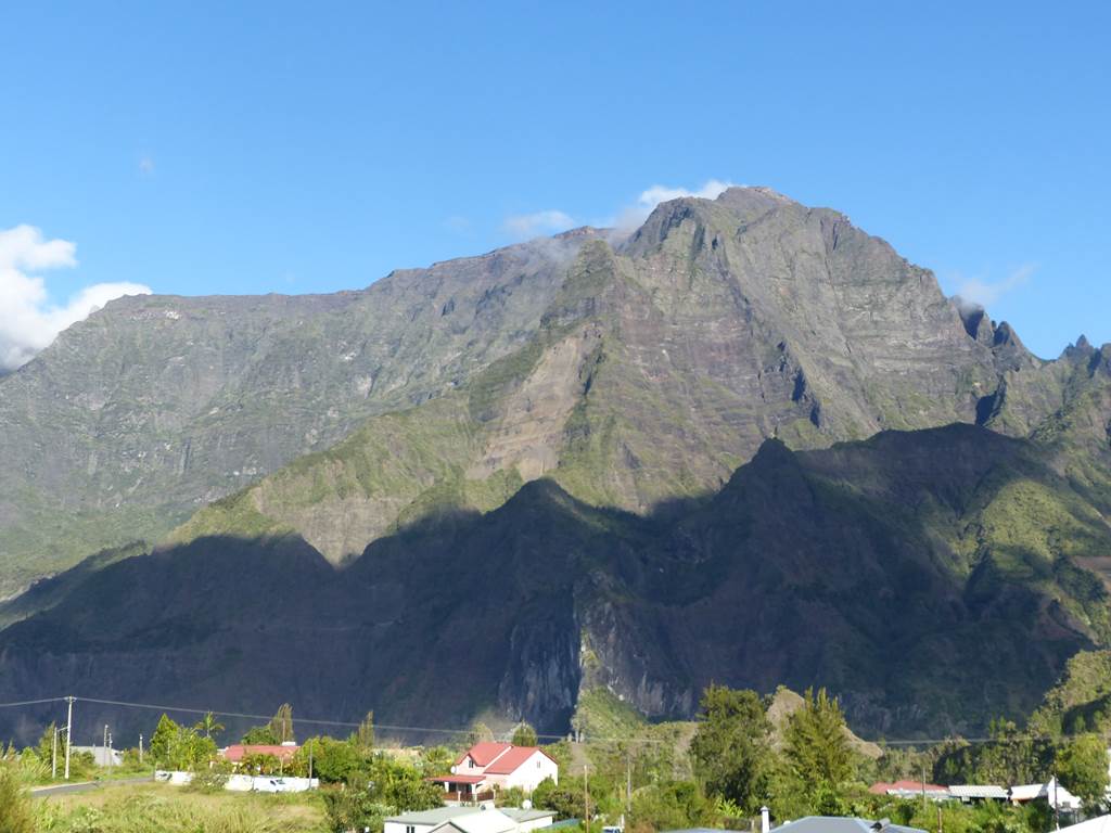 VUE PANORAMIQUE SUR LES MONTAGNES