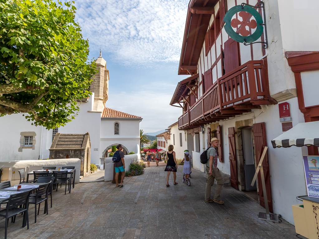 Elissaldia, veut dire « à côté de l’église » en basque