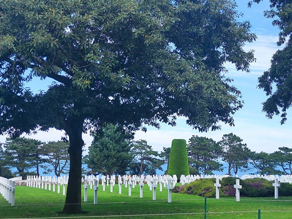 hommage-aux-soldats-américains-mémoire-militaire-Normandie-visite-cimetière-américain-militaire-