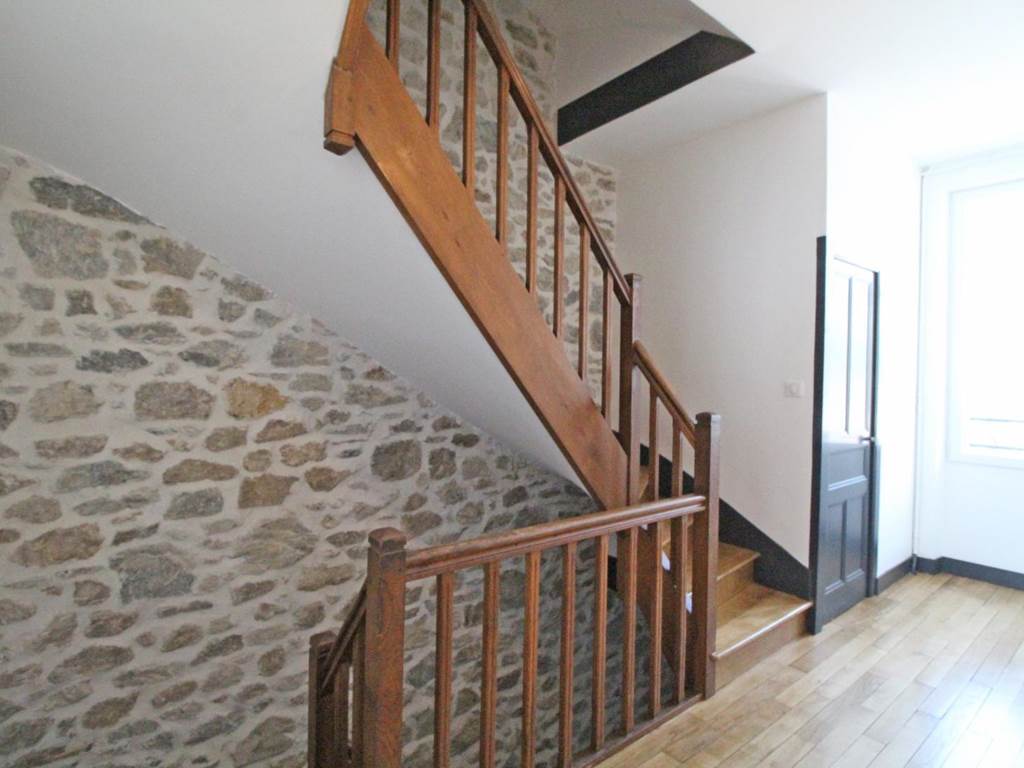 Escalier d’époque au charme des années 30, structurant la maison et renforçant son caractère authentique