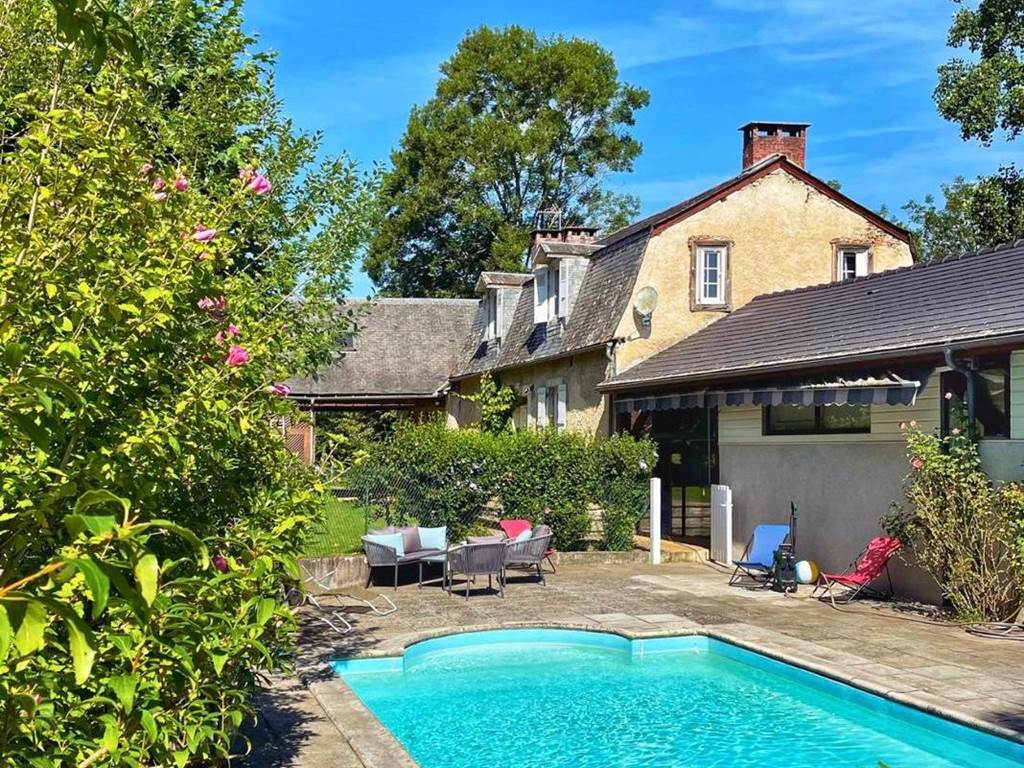 Le coin salon de la piscine