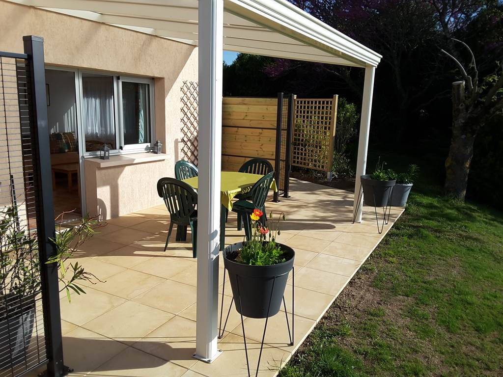 terrasse et entrée de l'appartement