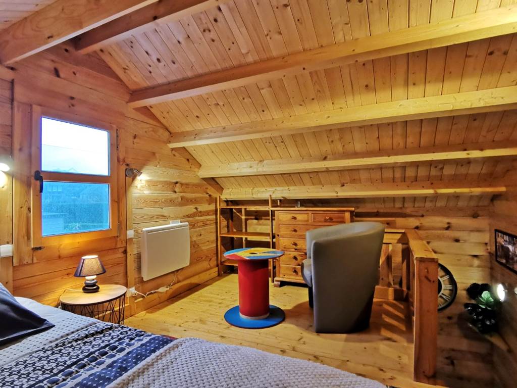 Chambre mansardée avec lit 160x200 et salon au Chalet Ouessant