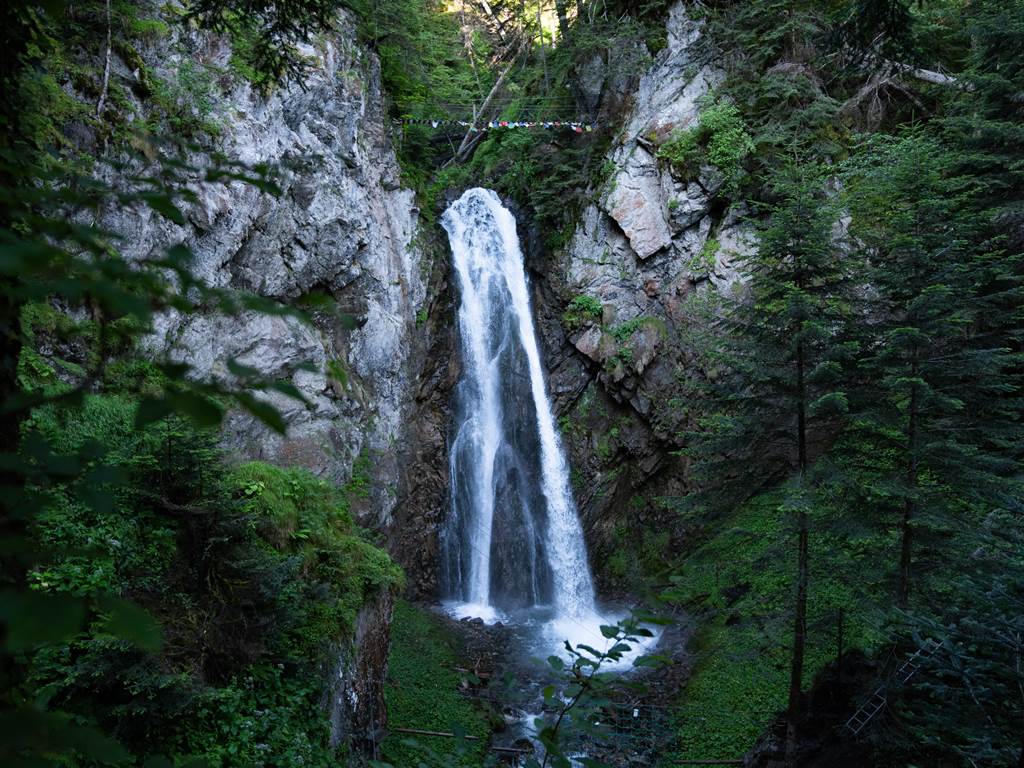 La cascade du Garet , emblème de la 5 éme porte d'entrée de la réserve naturelle de Néouvielle , seulement visible au départ d'Artigues...