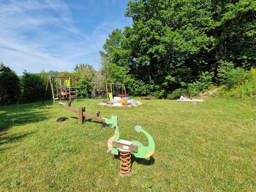 camping-la-perle-creuse-aire-de-jeux-enfants
