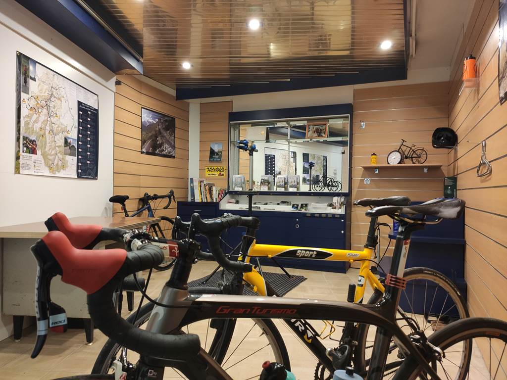 local à vélo Hôtel Hélianthe*** Lourdes