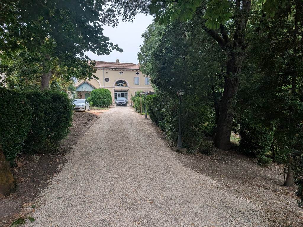 L'allée menant à la Maison Chambre d'Hôte