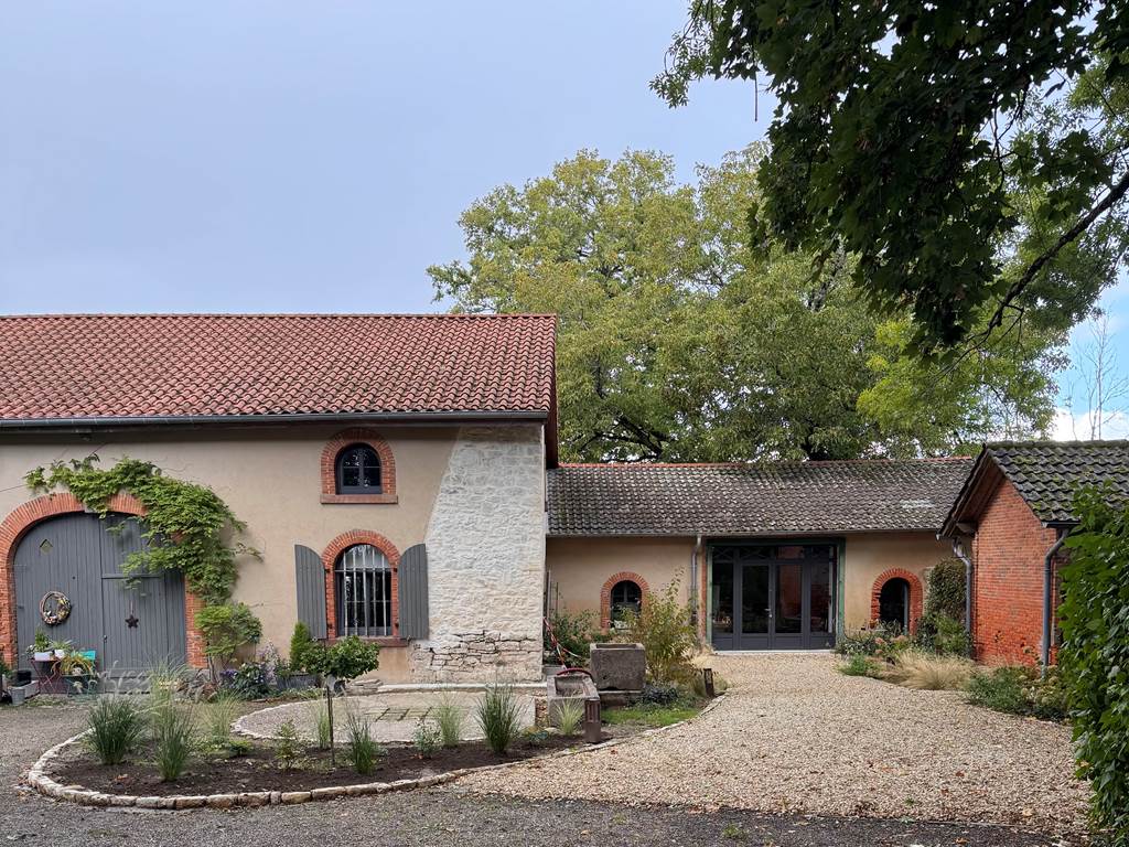exterieur-allée-terrasse-facade-domaine-haut-ghor-moselle-sud