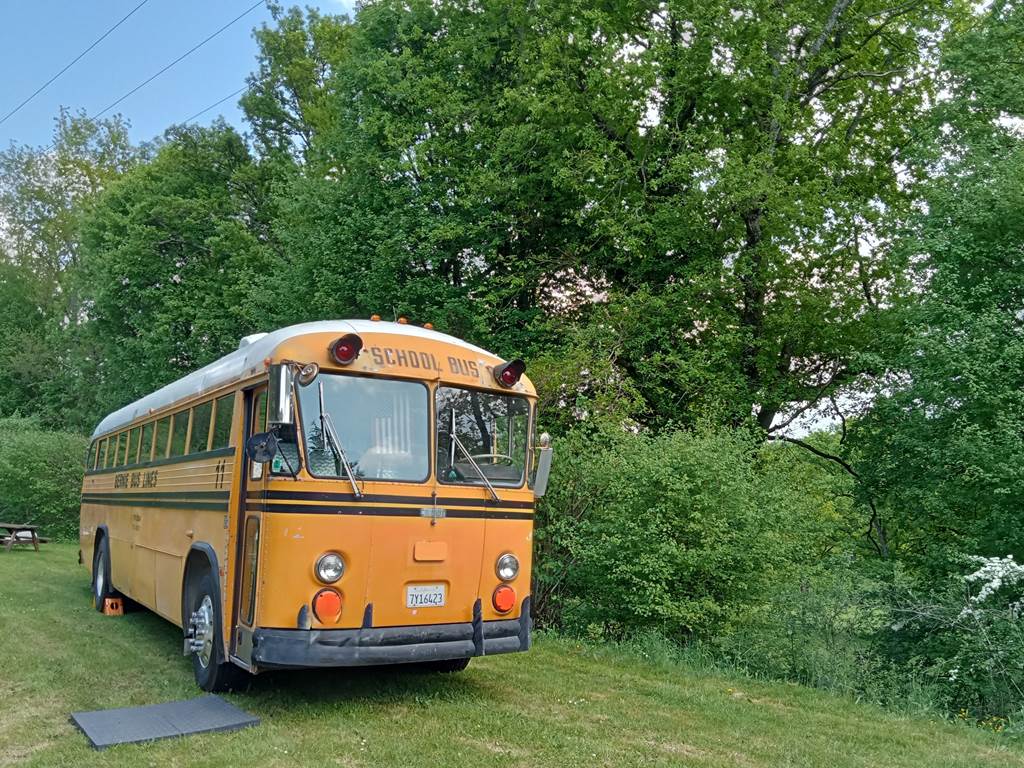 camping-la-perle-creuse-SchoolBus Crown-2personnes-extérieur face