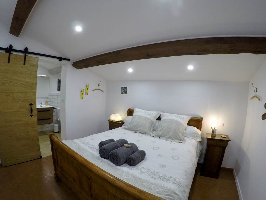 La chambre Alpine et sa salle de douche