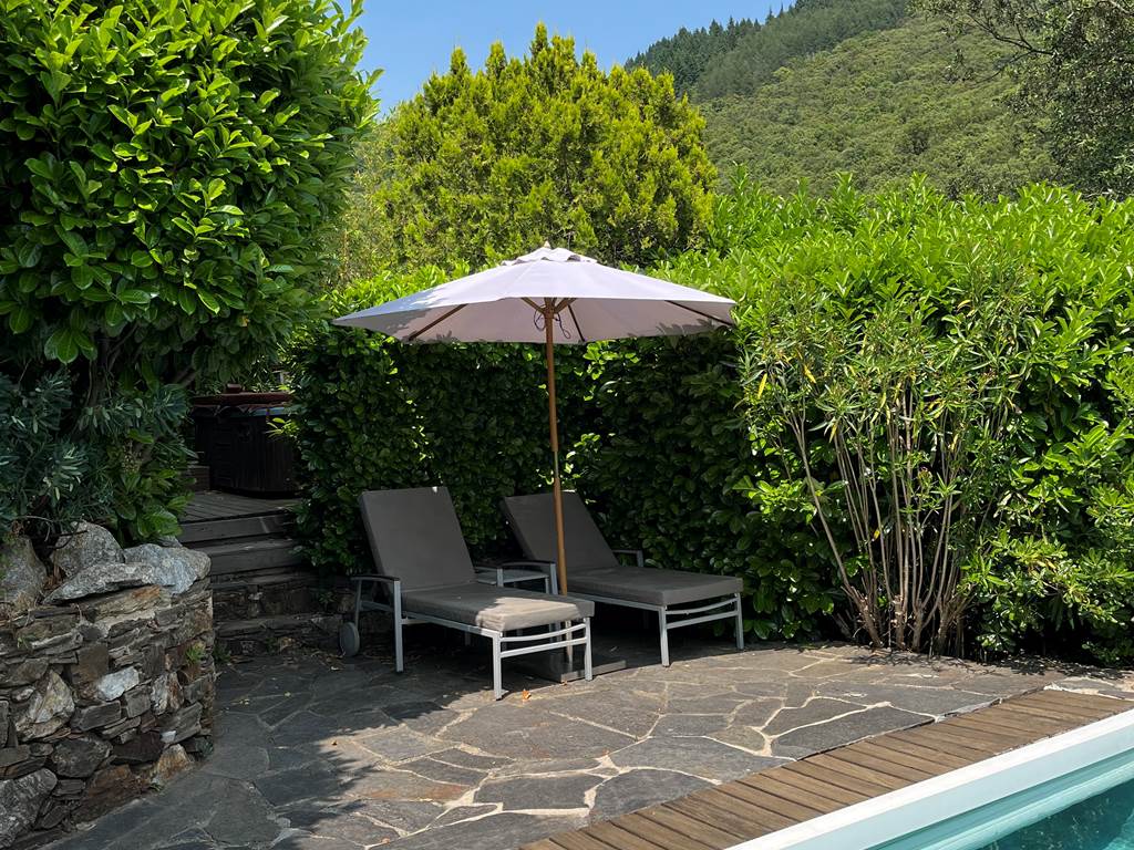 Vue transats piscine détente