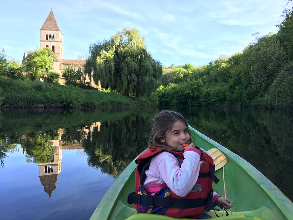 Saint Leon sur Vezere, plus beau villae de france, canoe family