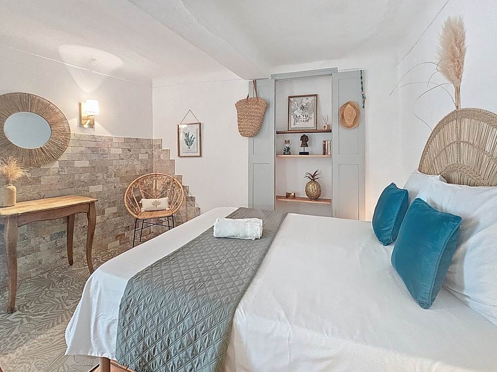 Décoration bohème chic, mêlant matières douces et couleurs inspirantes.