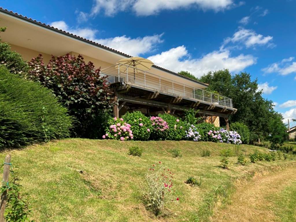 Les terrasses depuis le jardin