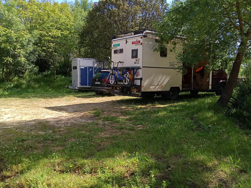emplacement parking ombragé pour gros camping car sans raccordement