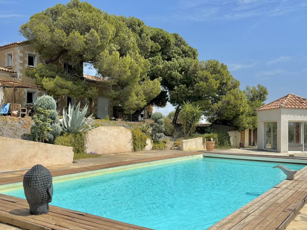 belle demure sous les pins avec grande piscine et spa