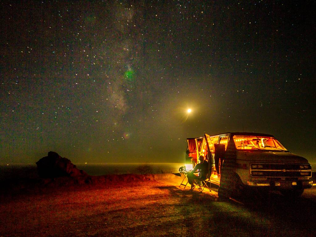 2 emplacements van (crédit photo : Mark Harpur - Unsplash)