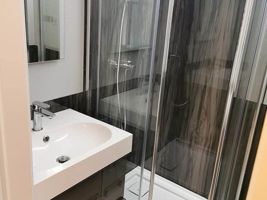 Grand lavabo et douche