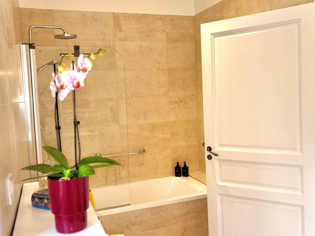gite-deux-couronnes-chinon-salle de bain 2