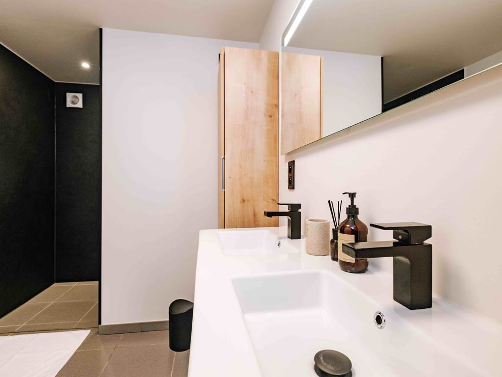 Salle de bain moderne du Gîte de Grise Pierre