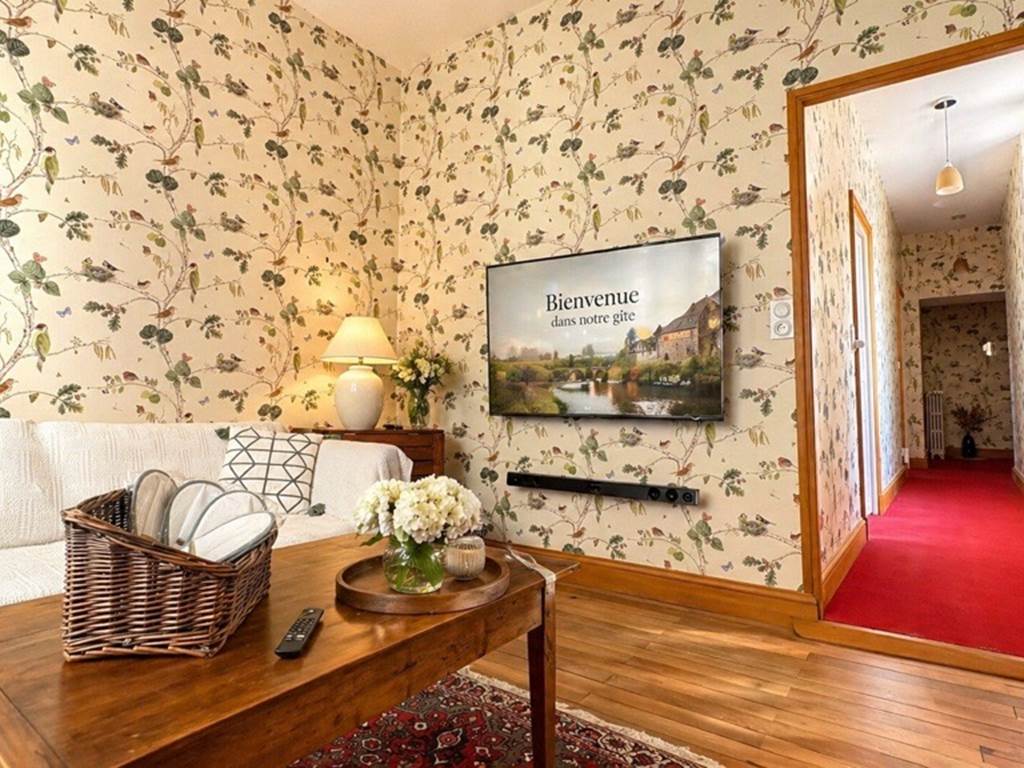 gite-deux-couronnes-chinon-salon TV HD + Netflix C+