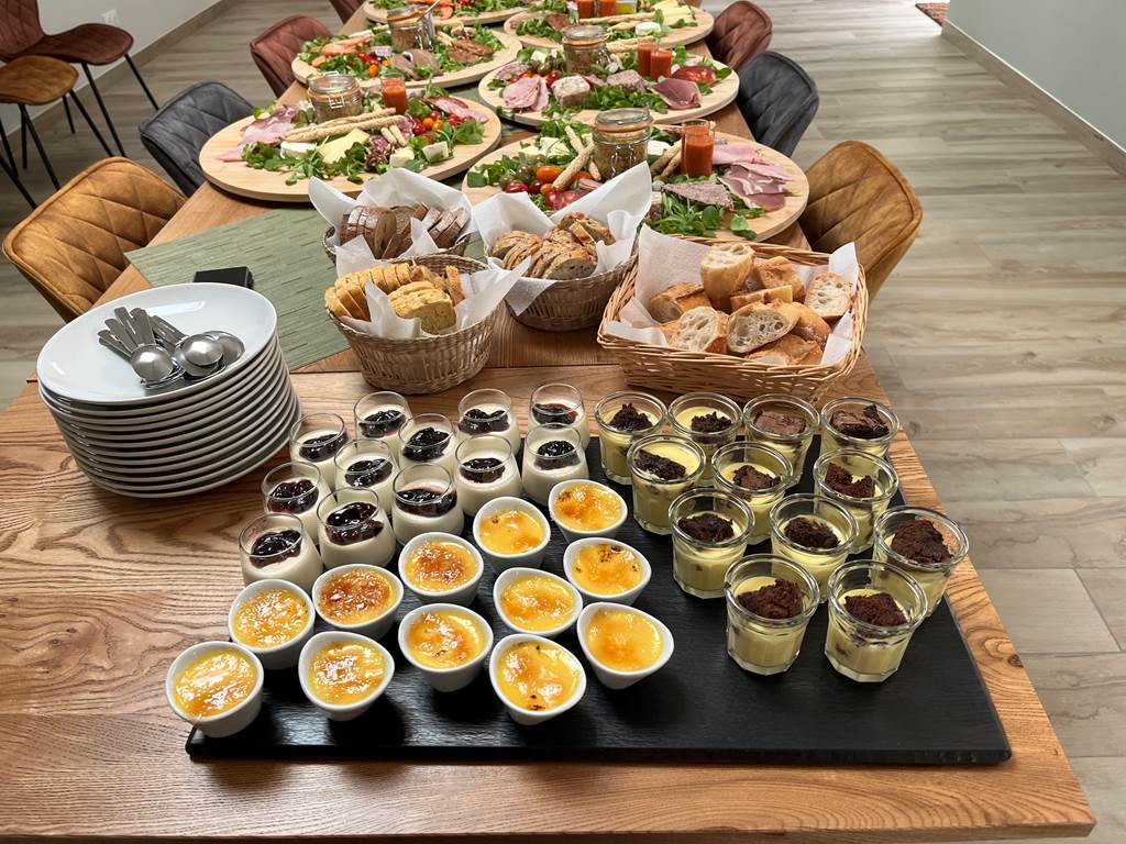 Planches gourmandes et ses desserts servis dans la salle de réception