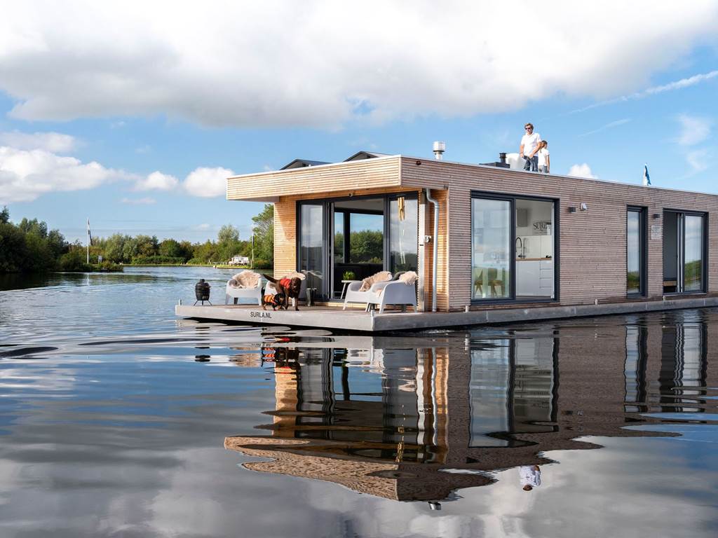 Houseboat vue extérieure amarré sur le canal du Rhône à Sète à Saint-Gilles. Logement atypique en Camargue.