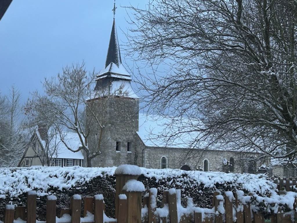 L'église du village sous la neige 2026