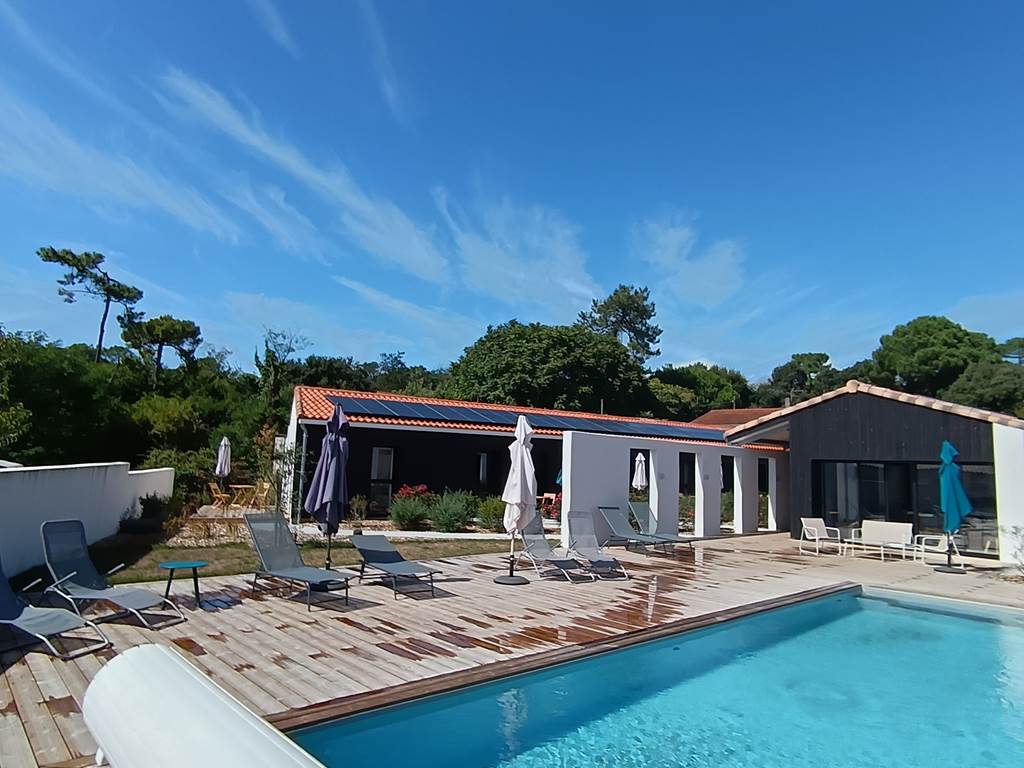 La piscine et ses bains de soleil