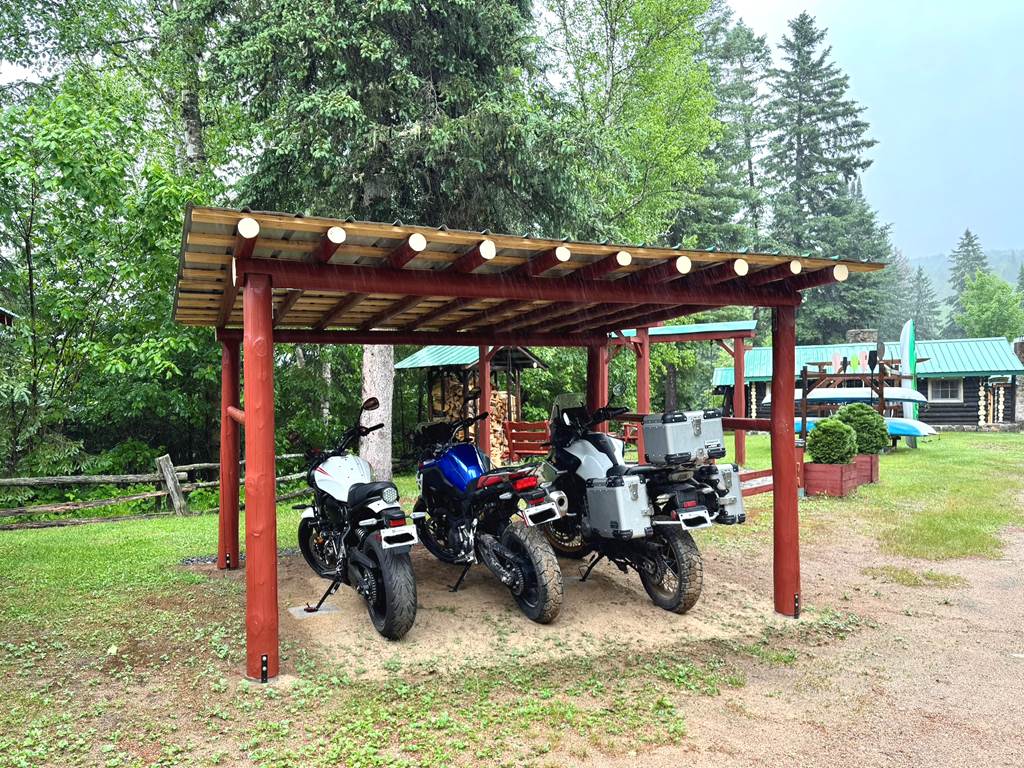 Abri couvert pour moto - Domaine le Bostonnais Mauricie