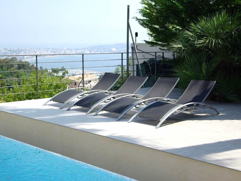 Terrasses périphériques avec transats autour piscine