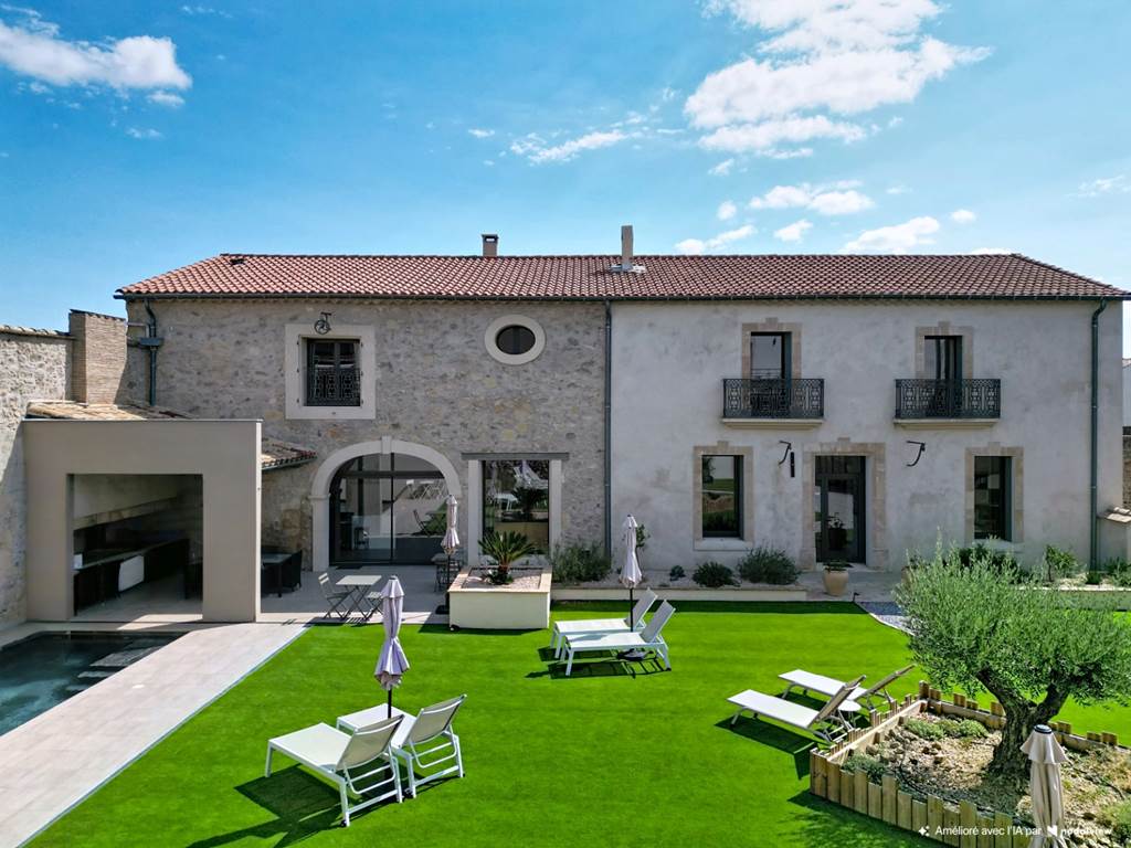 Façade de La Vigneronne et jardin des Gîtes de Monte Blanco à Montblanc dans l’Hérault