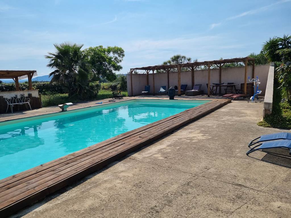 ombre sous pergola au bord de la piscine (1)